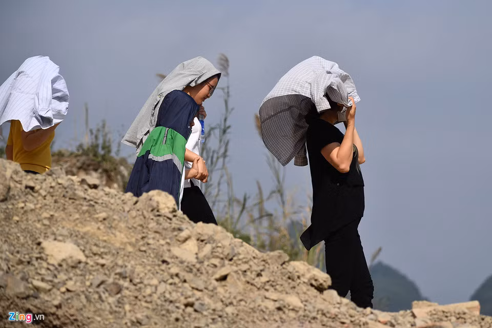 Ngày mùng 5 Tết, tuy thời tiết chỉ nóng 28 độ C nhưng nắng khá gay gắt khiến cuộc du xuân của nhiều người dân trở nên vất vả.