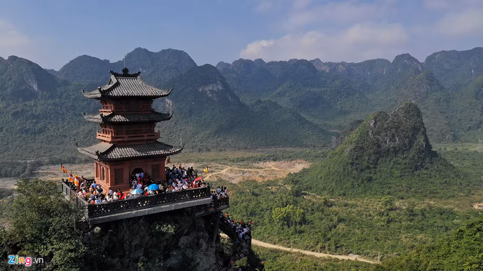 Nằm trong quần thể chùa Tam Chúc, chùa Ngọc nằm ở vị trí cao nhất tính đến nay. Đây là điểm cuối cùng mà du khách cần đến để hành hương. Ai leo được lên đây có thể đứng ngắm toàn cảnh khuôn viên chùa phía dưới cùng cảnh sắc non nước hữu tình.