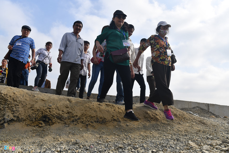 Hầu hết lối đi lại chưa có, du khách buộc phải giẫm lên sỏi đá để vào chùa. Nhiều người đã bị ngã vì trơn trượt.
