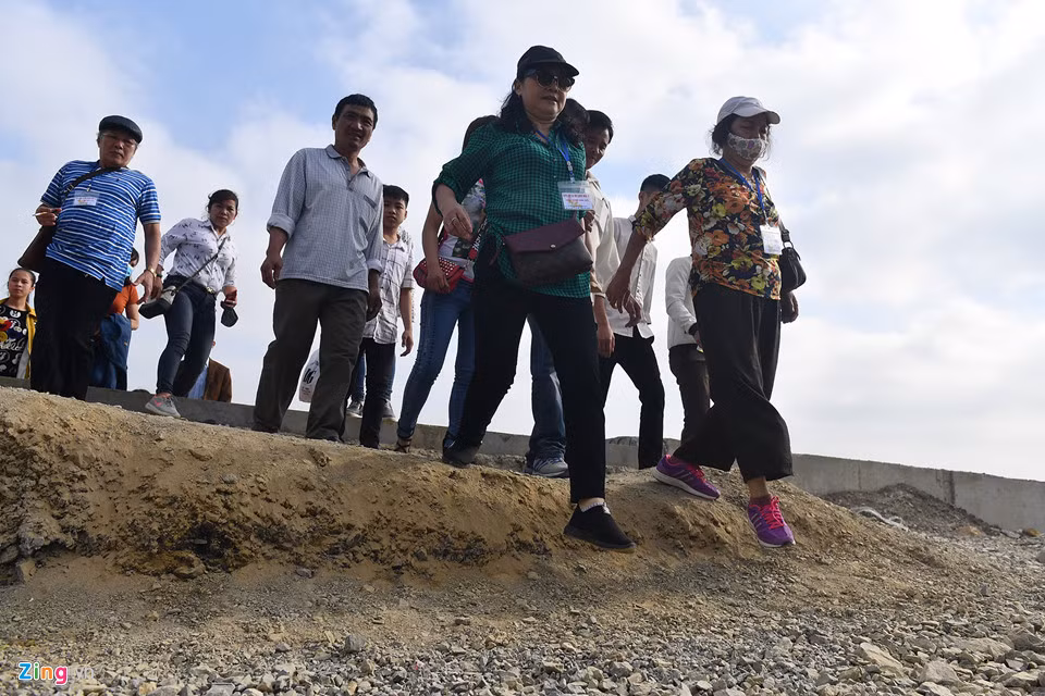 Hầu hết lối đi lại chưa có, du khách buộc phải giẫm lên sỏi đá để vào chùa. Nhiều người đã bị ngã vì trơn trượt.