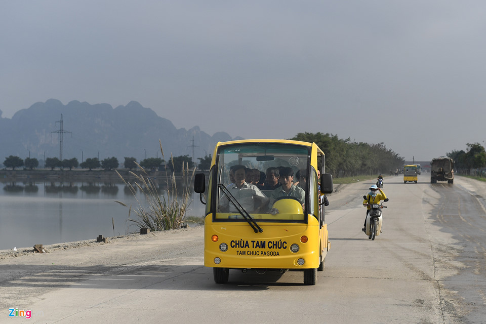 Để vào được khu vực quần thể chùa Tam Chúc, khách phải xuống xe và đi xe điện với mức phí 30.000 đồng/người/lượt, còn khứ hồi là 40.000 đồng/người.