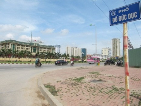 Tên phố được đặt tháng 6/2008, theo tên Đỗ Đức Dục - nhà trí thức cách mạng, nhà báo, nhà lý luận, dịch giả, nhà nghiên cứu văn học Việt Nam và văn học Pháp, nguyên Phó tổng thư ký Đảng Dân chủ Việt Nam... Ảnh: Ping Hotel.