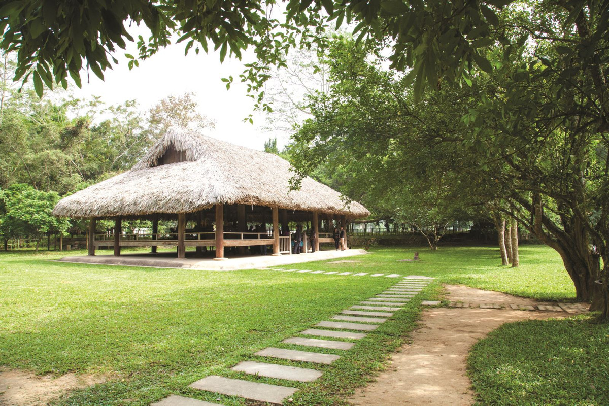 Năm 1946, ông lên chiến khu Việt Bắc, đảm nhiệm nhiều trọng trách: Phó Bí thư Tổng bộ Việt Minh (1947 – 1950), Ủy viên Ủy ban Trung ương Mặt trận Liên Việt (1950 – 1955). Từ 1950 – 1958 ông là chủ nhiệm báo Độc lập và là Giám đốc trường viết báo Huỳnh Thúc Kháng tại khu Việt Bắc. Ảnh: Báo Du lịch.