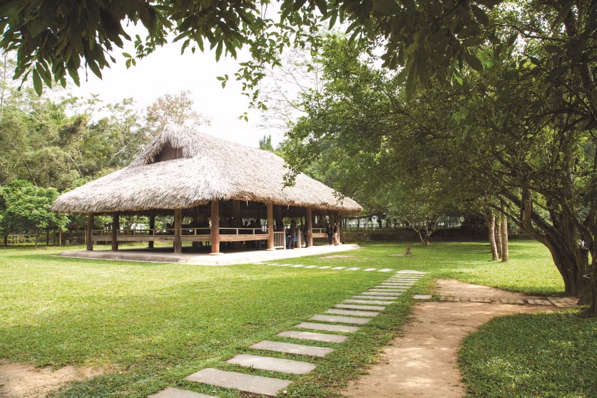 Năm 1946, ông lên chiến khu Việt Bắc, đảm nhiệm nhiều trọng trách: Phó Bí thư Tổng bộ Việt Minh (1947 – 1950), Ủy viên Ủy ban Trung ương Mặt trận Liên Việt (1950 – 1955). Từ 1950 – 1958 ông là chủ nhiệm báo Độc lập và là Giám đốc trường viết báo Huỳnh Thúc Kháng tại khu Việt Bắc. Ảnh: Báo Du lịch.