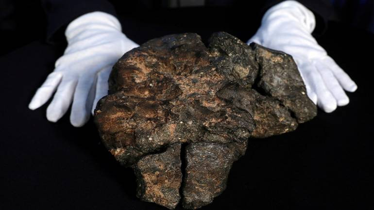 Sau phiên đấu giá thành công, doanh nghiệp Xuân Trường – chủ đầu tư công trình chùa Tam Chúc – đã đưa thiên thạch về trưng bày tại ngôi chùa đang được xây dựng.