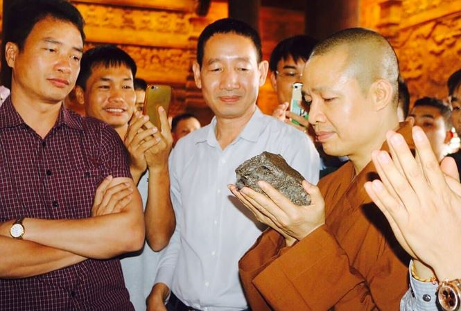 Doanh nghiệp đấu giá thành công thiên thạch mặt trăng đưa về trưng bày tại ngôi chùa lớn nhất thế giới ở Việt Nam với mục đích giảng dạy cho các cháu học sinh, sinh viên đến chùa tu, tập yêu khoa học, yêu thiên nhiên, yêu thiên văn học, để cầu mong thế giới hoà bình. Ảnh: TMQ.