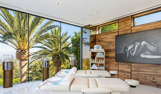 ...cũng như một spa và phòng mát xa để chăm sóc sức khỏe