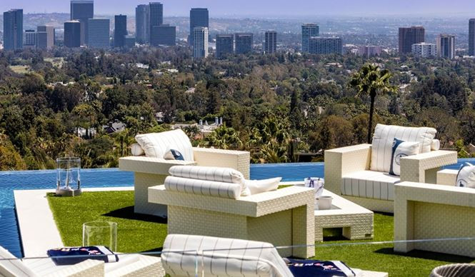 Tầng chính của dinh thự là không gian giải trí ngoài trời rộng tới 17,000m vuông với tầm nhìn tuyệt vời của Los Angeles...