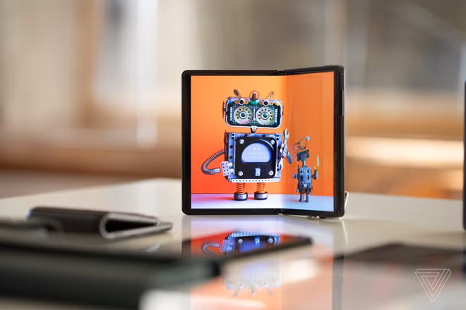 Đây là những smartphone mà hình gập đầu tiên ra mắt thị trường - Hình 4 Day la nhung smartphone ma hinh gap dau tien ra mat thi truong-Hinh-4