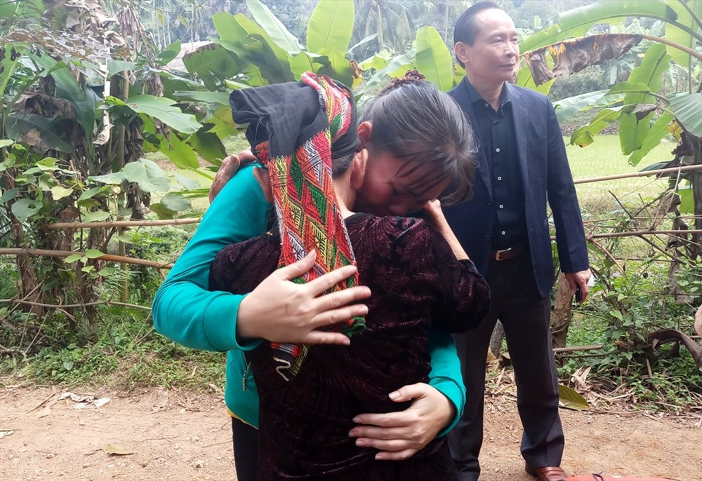 Nu cong nhan oa khoc sau 16 nam moi duoc ve que don Tet