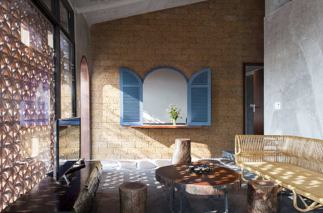 Các thợ thủ công chế tác được mời tham gia quá trình xây dựng để tạo nên bức tường với cửa sổ hình vòm kết nối các phòng với phòng khách.