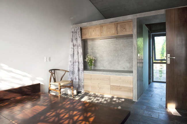 Với sự pha trộn giữa ngôn ngữ thiết kế truyền thống vùng nông thôn Nam Định cùng vật liệu thiết kế hiện đại, bà chủ ngôi nhà hy vọng nơi đây sẽ là nơi thanh tịnh cho tổ tiên và là nơi yên bình cho những đứa con trở về.