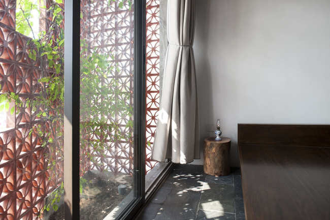 Lớp thứ 3 là lớp kính chắc chắn giúp chống chọi lại những cơn bão lớn.