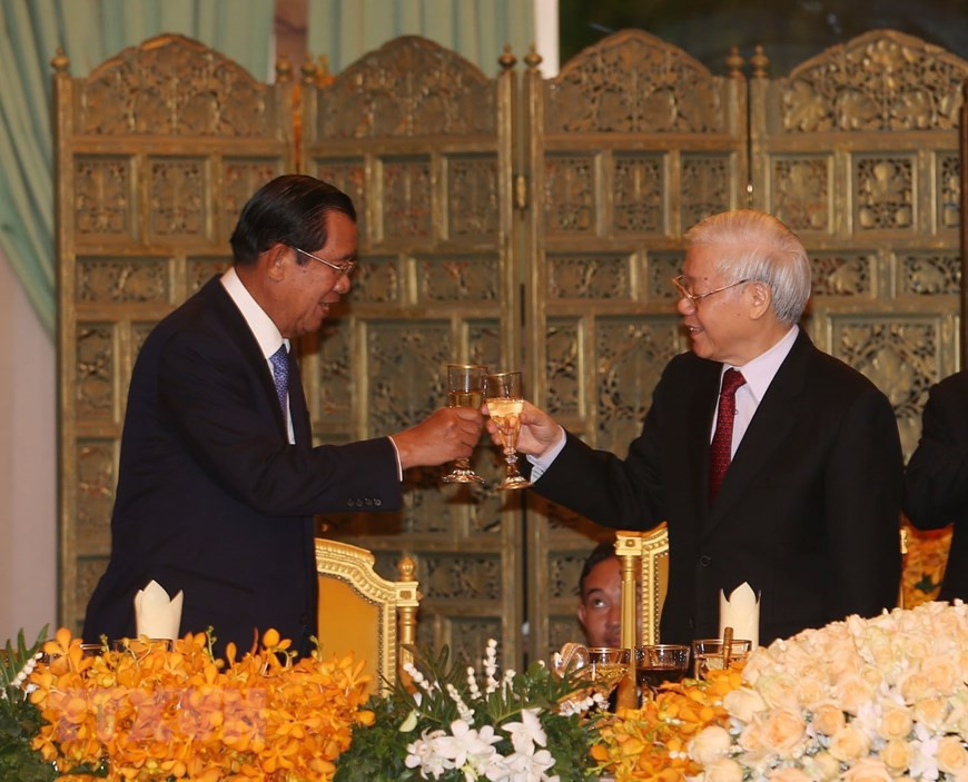 Thủ tướng Campuchia Samdech Techo Hun Sen nâng cốc chúc mừng Tổng Bí thư, Chủ tịch nước Nguyễn Phú Trọng. (Ảnh: Trí Dũng/TTXVN)