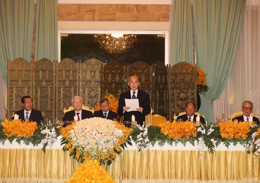 Quốc vương Campuchia Norodom Sihamoni đọc Diễn văn chào mừng Tổng Bí thư, Chủ tịch nước Nguyễn Phú Trọng. (Ảnh: Trí Dũng/TTXVN)