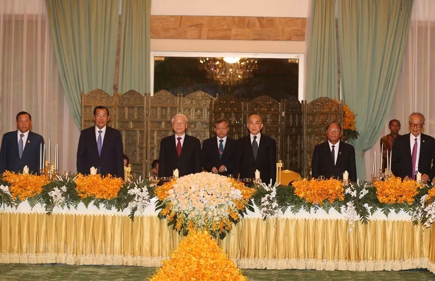 Quốc vương Campuchia Norodom Sihamoni và Tổng Bí thư, Chủ tịch nước Nguyễn Phú Trọng cùng các đại biểu thực hiện nghi lễ chào cờ. (Ảnh: Trí Dũng/TTXVN)