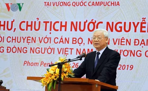 Tong Bi thu, Chu tich nuoc gap cong dong nguoi Viet Nam tai Campuchia