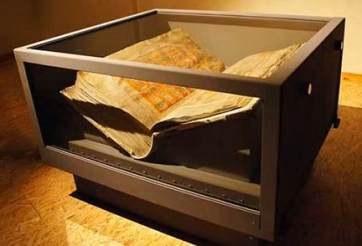 Được trưng bày trong Thư viện quốc gia của Cộng hòa Séc, Codex Gigas hay Cuốn Kinh của Quỷ được cho là cuốn sách do chính tay quỷ Satan chấp bút.