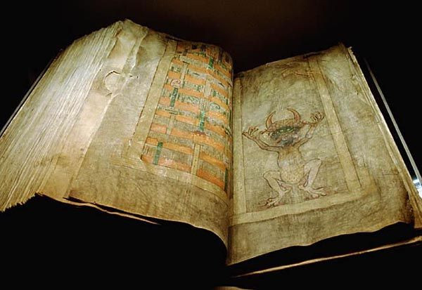 Tương truyền, Codex Gigas xuất hiện ở dòng tu Benedictine ở Bohemia (nay thuộc cộng hòa Séc). Một thầy tu trong dòng lúc phạm vào điều cấm kị và bị nhốt trong ngục. Để cứu bản thân thoát khỏi cảnh tù đày, ông hứa sẽ viết cuốn sách đồ sộ nhất lịch sử loài người chỉ trong vòng một đêm.