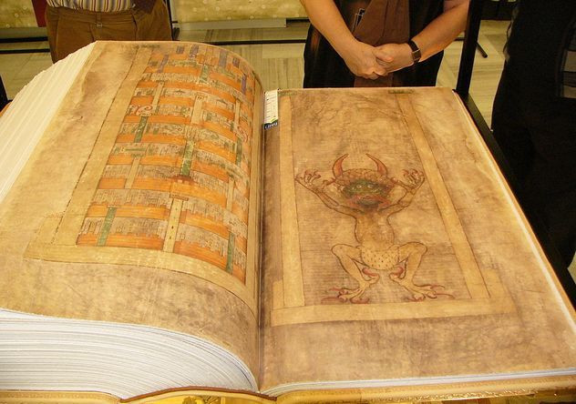 Nói vậy nhưng đó thực sự là điều không tưởng. Vì vậy, đến nửa đêm, vị tu sĩ này đã thỉnh cầu quỷ Satan giúp đỡ. Satan đã đến bên ông và yêu cầu cái giá phải trả là chính linh hồn ông. Vị tu sĩ chấp thuận đồng thời vẽ hình ảnh Satan lên bìa cuốn sách để tôn vinh vị cứu tinh.