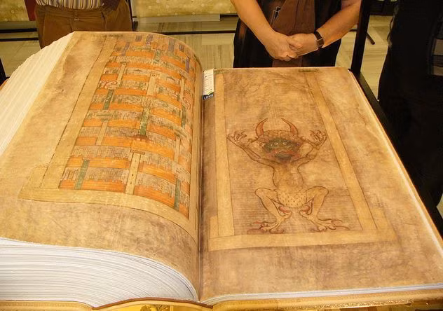 Nói vậy nhưng đó thực sự là điều không tưởng. Vì vậy, đến nửa đêm, vị tu sĩ này đã thỉnh cầu quỷ Satan giúp đỡ. Satan đã đến bên ông và yêu cầu cái giá phải trả là chính linh hồn ông. Vị tu sĩ chấp thuận đồng thời vẽ hình ảnh Satan lên bìa cuốn sách để tôn vinh vị cứu tinh.