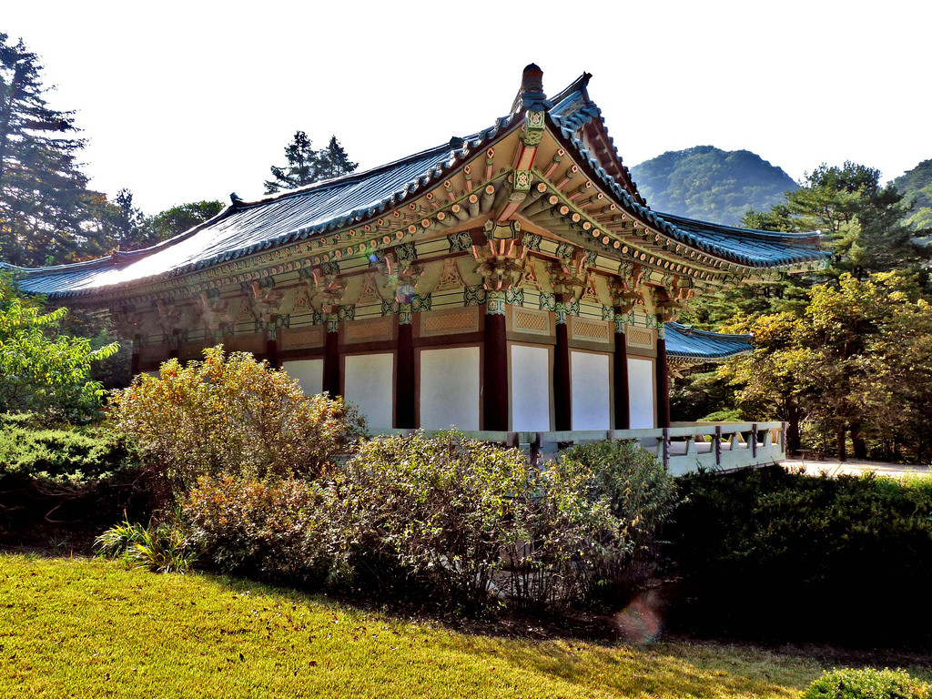 Nhiều công trình được tái tạo lại sau chiến tranh bằng bê tông cốt thép chứ không phải bằng gỗ như ban đầu nhưng vẫn mang nét kiến trúc nguyên bản.