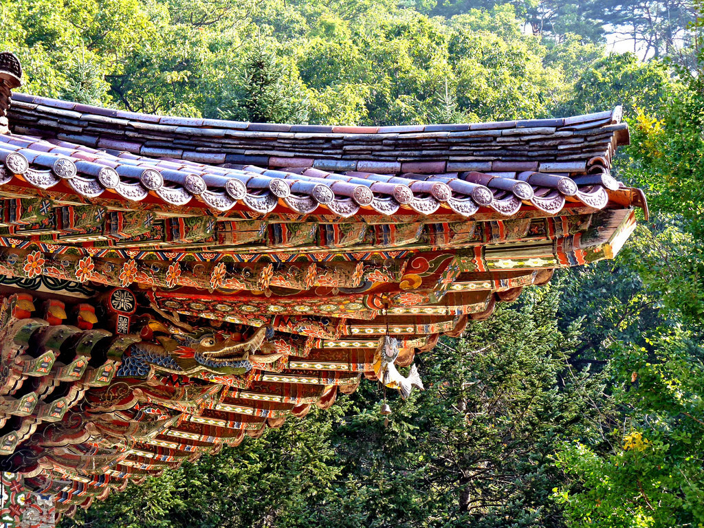 Ngược dòng lịch sử, trong chiến tranh Imjin, khi triều đình Nhật Bản Toyotomi Hideyoshi ra lệnh xâm lược Triều Tiên, ngôi đền là thành trì của các nhà sư do vị sư trưởng Sosan làm chủ.