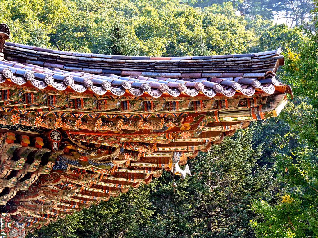 Ngược dòng lịch sử, trong chiến tranh Imjin, khi triều đình Nhật Bản Toyotomi Hideyoshi ra lệnh xâm lược Triều Tiên, ngôi đền là thành trì của các nhà sư do vị sư trưởng Sosan làm chủ.