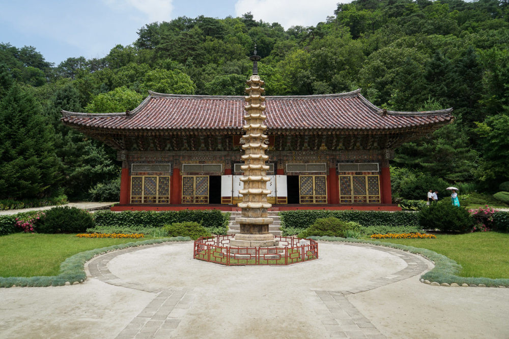  Chùa Pohyon huyện Hyangsan (Phyongan­buk), được xây dựng đầu thế kỷ 11, là trung tâm phật giáo lớn nhất miền Bắc Triều Tiên.