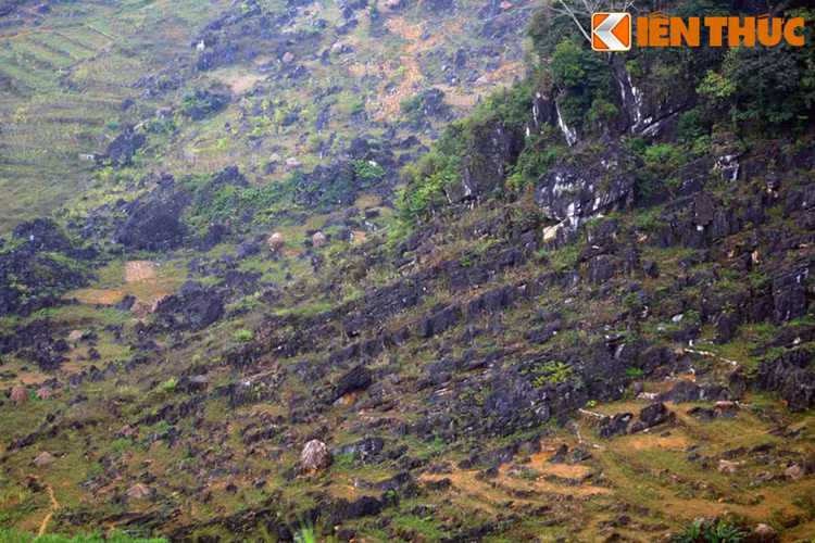 Những loại đá trầm tích carbonat hình thành nên cảnh quan hiện tại đã được hình thành dưới đáy biển sâu với độ dày hàng trăm mét. Sau đó, nhờ lực kiến tạo, chúng được nâng lên với biên độ khác nhau, rồi bị xói mòn, để lộ ra những sườn núi trông như "những trang sách đá".