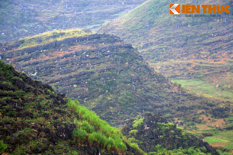 Nhìn từ xa cảnh quan địa chất này trông như những trang giấy khổng lồ của một cuốn sách cổ xưa được viết nên bởi Trái đất. Theo các nhà khoa học, khoảng 416 triệu năm trước đây, khu vực Sách đá Vần Chải vẫn đang ngập sâu dưới mực nước biển.