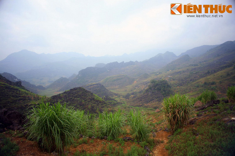 2. Cũng nằm ở xã Vần Chải, có một địa điểm độc đáo được các nhà khoa học gọi là Sách đá Vần Chải. Đây là một vùng kiến tạo địa chất đặc biệt gồm những tập đá đơn nghiêng nằm xếp lên nhau thành tầng tầng lớp lớp.