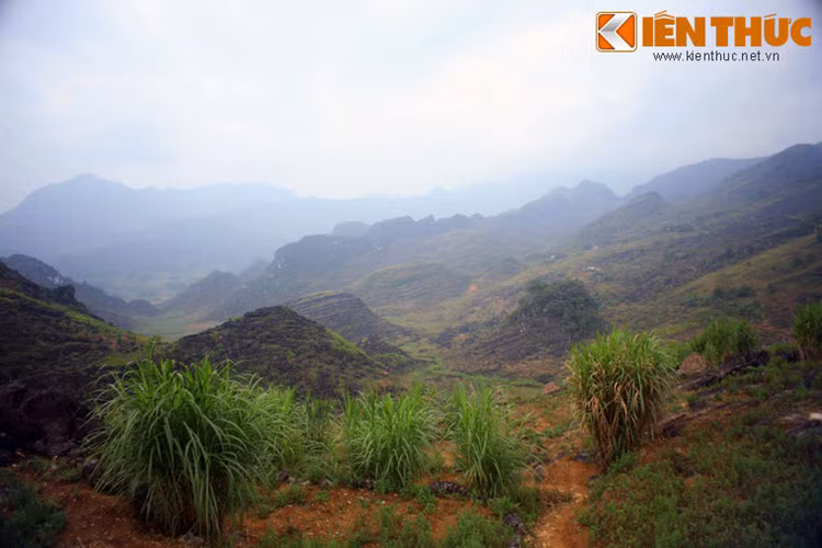 2. Cũng nằm ở xã Vần Chải, có một địa điểm độc đáo được các nhà khoa học gọi là Sách đá Vần Chải. Đây là một vùng kiến tạo địa chất đặc biệt gồm những tập đá đơn nghiêng nằm xếp lên nhau thành tầng tầng lớp lớp.