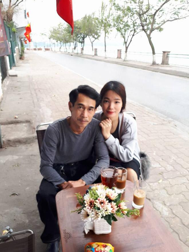 Nghệ sĩ Phú Đôn chưa có mối tình thực sự nào cho đến khi gặp vợ kém 25 tuổi. Nhiều người ngưỡng mộ cuộc sống hạnh phúc của anh. Nam diễn viên cho biết thêm, dù có vợ trẻ và 2 con nhỏ, nhưng anh cũng không gặp nhiều áp lực về chuyện kiếm tiền vì cả hai vợ chồng đều thấu hiểu nhau và không mang nhiều đến vật chất, tiền bạc. "Tôi chả phải làm gì cho khác bản tính của tôi cả. Vợ tôi yêu tôi vì thế, vì sự giản dị. Tính tôi thích sự tự nhiên, không gò ép" - nghệ sĩ tâm sự.