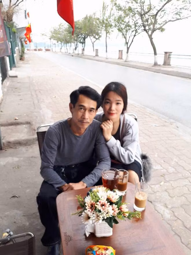 Nghệ sĩ Phú Đôn chưa có mối tình thực sự nào cho đến khi gặp vợ kém 25 tuổi. Nhiều người ngưỡng mộ cuộc sống hạnh phúc của anh. Nam diễn viên cho biết thêm, dù có vợ trẻ và 2 con nhỏ, nhưng anh cũng không gặp nhiều áp lực về chuyện kiếm tiền vì cả hai vợ chồng đều thấu hiểu nhau và không mang nhiều đến vật chất, tiền bạc. "Tôi chả phải làm gì cho khác bản tính của tôi cả. Vợ tôi yêu tôi vì thế, vì sự giản dị. Tính tôi thích sự tự nhiên, không gò ép" - nghệ sĩ tâm sự.