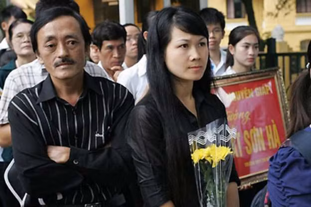 Vợ thứ 2 của Giang Còi kém chồng đến 25 tuổi nhưng hiện tại cả hai đã ly hôn. Nghệ sĩ hài một mình "gà trống nuôi con". Anh có một con gái và một con trai đều đang đi học.