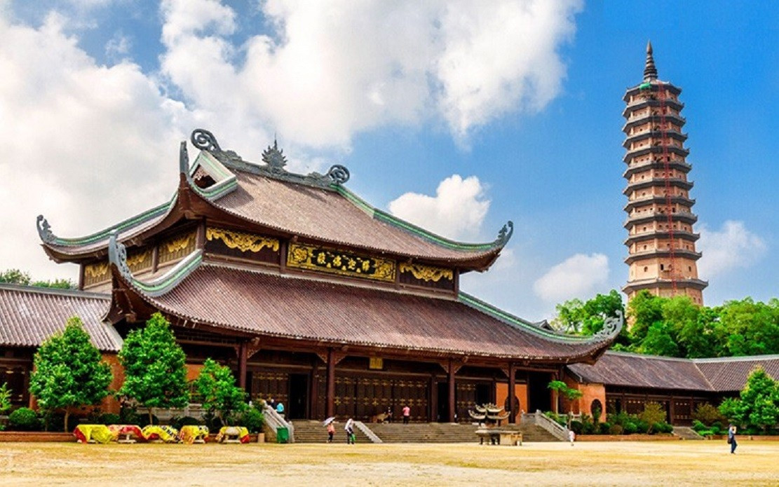 Kiến trúc khu chùa mới nổi bật với những hình khối lớn, hoành tráng mang đậm dấu ấn kiến trúc Việt Nam như sử dụng nguyên vật liệu chính ở địa phương... Các chi tiết trang chí kiến trúc chùa cũng mang đậm dấu ấn của các làng nghề truyền thống nổi tiếng ở Việt Nam. Ảnh: Du Lịch Vietour.