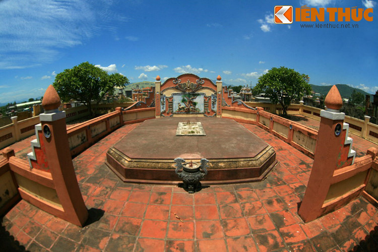 Sau khi trải qua nhiều sóng gió trên quan trường, Ông Ích Khiêm mất năm 1884 tại Bình Thuận. Con trai ông là Ông Ích Thiện đã đưa thi hài ông về quê và mai táng tại làng Phong Lệ. Đến năm 1938, thi hài ông được cải táng về vị trí hiện tại.