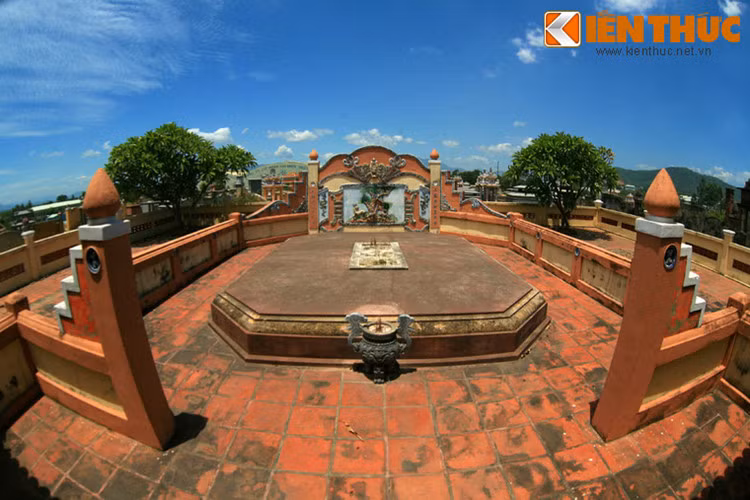 Sau khi trải qua nhiều sóng gió trên quan trường, Ông Ích Khiêm mất năm 1884 tại Bình Thuận. Con trai ông là Ông Ích Thiện đã đưa thi hài ông về quê và mai táng tại làng Phong Lệ. Đến năm 1938, thi hài ông được cải táng về vị trí hiện tại.