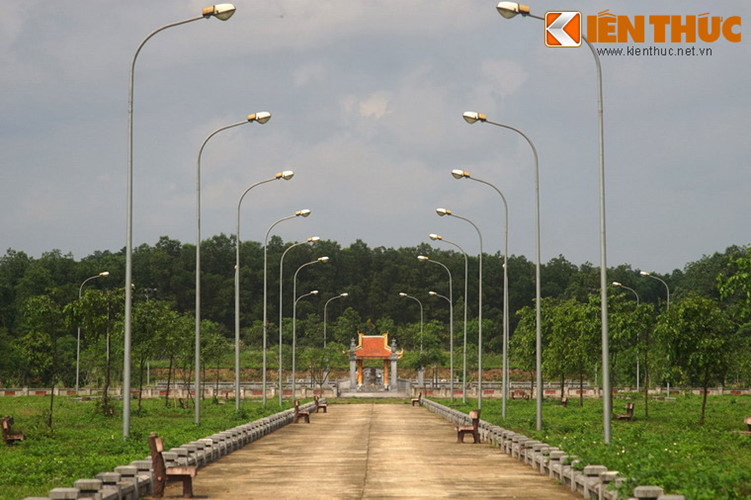 2. Nguyễn Hữu Cảnh (1650-1700) là vị tướng có công lớn dưới thời chúa Nguyễn trong việc đánh giặc, mở cõi, định hình lãnh thổ Việt Nam. Sau khi mất ông được an táng tại Cù Lao Phố, Đồng Nai. Năm 1802, di hài ông được cải táng về quê nhà ở xã Trường Thủy, huyện Lệ Thủy, tỉnh Quảng Bình.