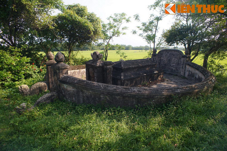 Mộ danh tướng Nguyễn Tri Phương nằm phía sau, chếch về bên trái so với mộ người con trai. Mộ của ông được xây theo cách thức phổ biến của mộ các bậc công thần thời phong kiến, với vòng tường thấp bao quanh, hai bên trụ cổng có cặp nghê. Mộ phần được xây bằng hợp chất ô dước vôi, cát, mật, có hình dáng một tòa đình với hai tầng mái.