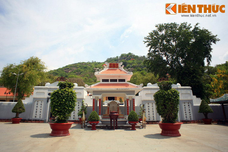 4. Nằm dưới chân núi Sam, thành phố Châu Đốc, tỉnh An Giang, lăng mộ danh tướng Thoại Ngọc Hầu (1761 - 1829) - người có công rất lớn trong công cuộc gìn giữ và khai phá vùng đất phía Tây Nam của Tổ quốc - là một công trình kiến trúc cổ độc đáo của Nam Bộ. Khu lăng mộ được Thoại Ngọc Hầu cho xây trước khi ông qua đời.