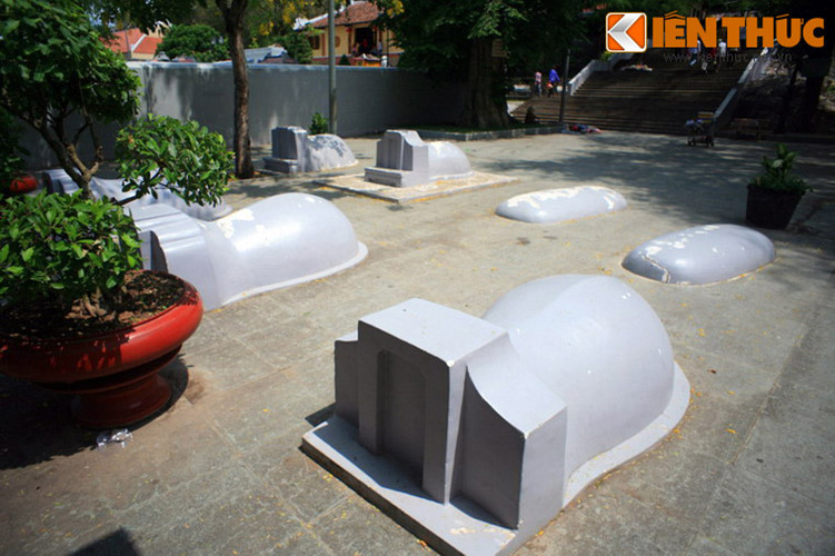 Trong khuôn viên lăng Thoại Ngọc Hầu còn có hai khu đất rộng, cũng có vòng thành ngăn xung quanh. Ở đây có trên 50 ngôi mộ xây bằng hợp chất ô dước, có mộ xây hình voi phục, có mộ xây hình bầu dài hoặc vuông vắn. Những ngôi mộ này đều vô danh. Đa số là hài cốt của những người đã bỏ mình trong lúc đào kênh Vĩnh Tế được ông Thoại cho qui tập về.