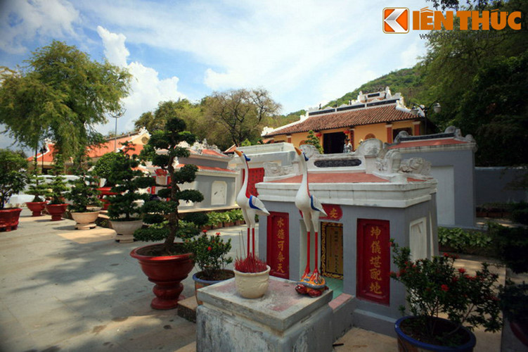 Đây là một khối kiến trúc to lớn nhưng hài hòa. Muốn lên lăng, phải qua chín bậc đá ong dài trên trăm mét, rồi mới đến sân. Tiếp đến là vòng thành và hai cổng vào lăng hình bán nguyệt. Qua khỏi cổng là ba phần mộ nằm giữa vuông lăng. Mộ phần Thoại Ngọc Hầu nằm giữa, hai bên là mộ bà chính thất Châu Thị Tế và mộ bà thứ thất Trương Thị Miệt.