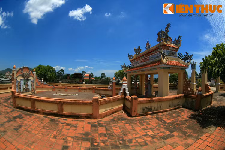 Theo sử sách, Ông Ích Khiêm thi đậu cử nhân năm 1847 và làm quan dưới triều vua Tự Đức. Nổi tiếng là người thông minh, chính trực, là một vị tướng khẳng khái và mưu lược, ông có công trong việc cầm quân bảo vệ Đà Nẵng khi thực dân Pháp nổ súng tấn công Đà Nẵng, xâm lược nước ta vào ngày 01/9/1858.