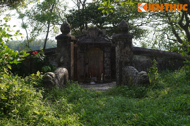 Dưới thời nhà Nguyễn, Nguyễn Tri Phương là Tổng chỉ huy quân đội triều đình chống lại quân Pháp ở các mặt trận Đà Nẵng 1858, Gia Định năm 1861 và Hà Nội 1873. Ngày 20/11/1873, trong trận bảo vệ thành Hà Nội, Phò mã Nguyễn Lâm tử trận, Nguyễn Tri Phương bị trọng thương và bị địch bắt. Khước từ mọi dụ dỗ của kẻ thù, ông đã tuyệt thực cho đến chết.