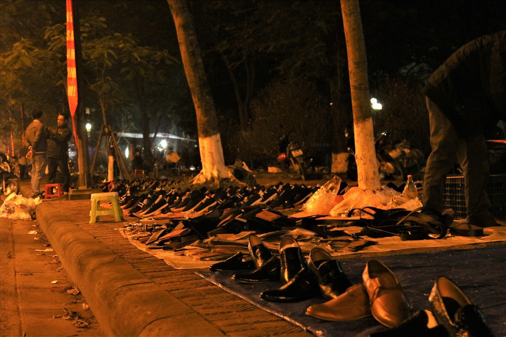 Hiện nay, khắp các trục đường trung tâm thành phố Huế, cảnh tượng giày da, giày thể thao nằm la liệt, ế ẩm chẳng ai mua là chuyện hết sức quen thuộc. Nhiều “shop” thậm chí còn đổ thêm hàng về bán nốt trong 3 đêm cuối cùng của năm. Ảnh: Bảo Trung