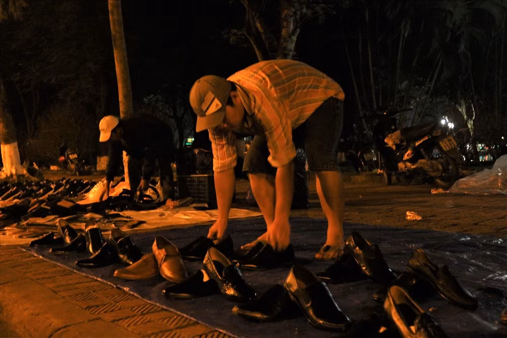 Giải thích cho nguyên nhân trên, anh T.T.Đ, một chủ cơ sở sản xuất giày da ở TP. Huế, cho biết: ” Sở dĩ năm nay, rất nhiều của hàng bán giày ế ẩm và một số 'shop' giày vỉa hè cũng cùng chung số phận là vì nhiều cơ sở sản xuất giày da đã sản xuất một số lượng lớn hàng hóa trong năm nhưng không có nguồn tiêu thụ ổn định, dẫn tới tình trạng tồn kho kéo dài nhiều tháng. Đến tết, hàng loạt cơ sở dọn hàng ra bán khắp nẻo đường trung tâm thành phố nên "nguồn cung vượt cầu” đã đẩy giá trị của giày da thấp đến mức kỷ lục trong nhiều năm trở lại đây. Ảnh: Bảo Trung