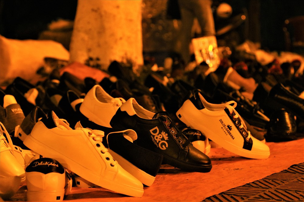 Tuy vậy, suốt từ 20 âm lịch tến tận đêm 29 tết, rất nhiều “shop” giày vỉa hè lâm vào tình trạng ế ẩm kéo dài. Sức mua của người dân thành phố năm nay khá hạn chế. Mỗi chủ "shop" bày ra bán hàng trăm đôi giày các loại. Nhẩm tính cũng ra được, hiện ở trung tâm thành phố Huế, có hàng nghìn đôi giày da, thể thao nằm "lăn lóc" giữa lòng đường... Ảnh: Bảo Tung