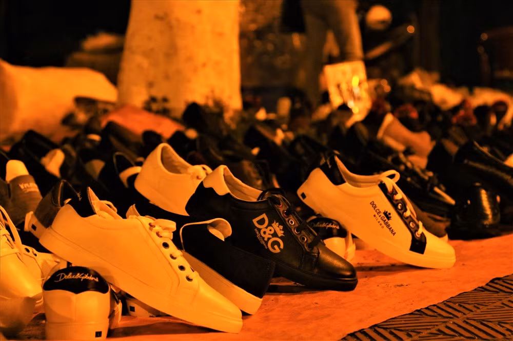 Tuy vậy, suốt từ 20 âm lịch tến tận đêm 29 tết, rất nhiều “shop” giày vỉa hè lâm vào tình trạng ế ẩm kéo dài. Sức mua của người dân thành phố năm nay khá hạn chế. Mỗi chủ "shop" bày ra bán hàng trăm đôi giày các loại. Nhẩm tính cũng ra được, hiện ở trung tâm thành phố Huế, có hàng nghìn đôi giày da, thể thao nằm "lăn lóc" giữa lòng đường... Ảnh: Bảo Tung